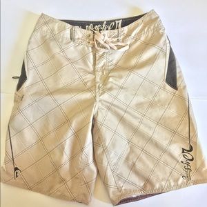 FREE OWNED QUICK SILVER SHORT MEN SURFING SIZE 28